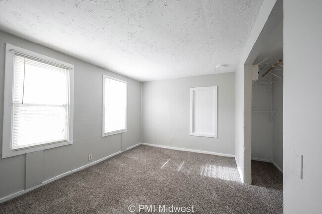 Building Photo - Charming 3-Bedroom Duplex with 2 Full Baths in Indianapolis - A Must See!