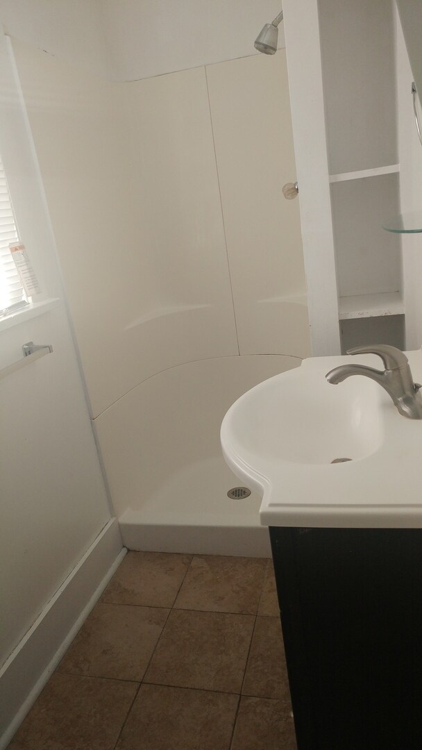 Building Photo - 2-Story House, 4Bed/2Bath washer/dryer hoo...