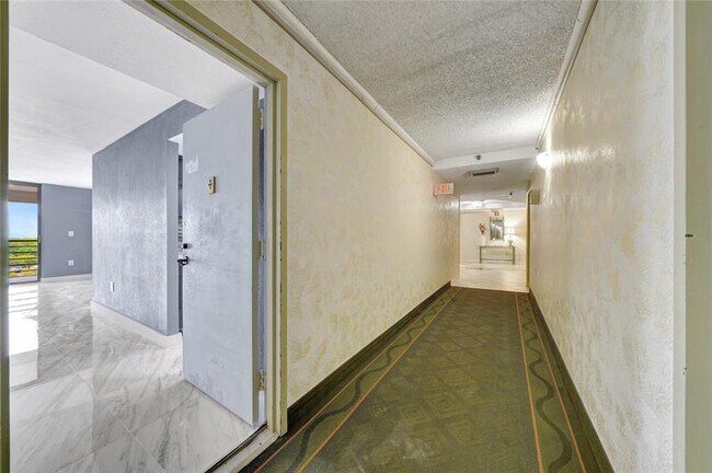 Building Photo - 1100 St Charles Pl
