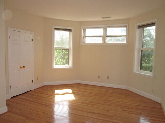 Building Photo - Logan Circle Centrally Located near Dupont...