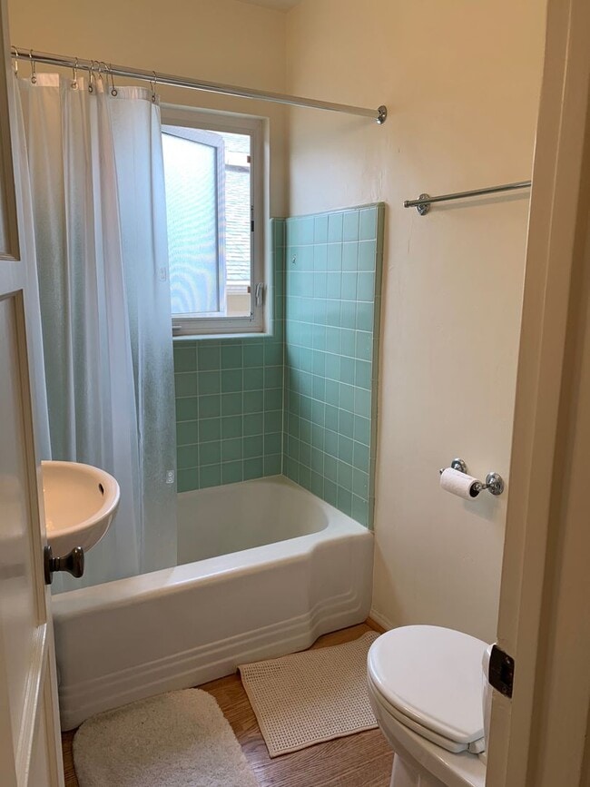 Building Photo - Adorable Remodeled 3 Bedroom home in Point...
