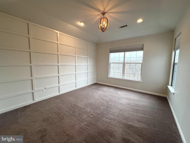 Building Photo - Gorgeous 2bd 2bth updated penthouse condo in sought after New Town community.