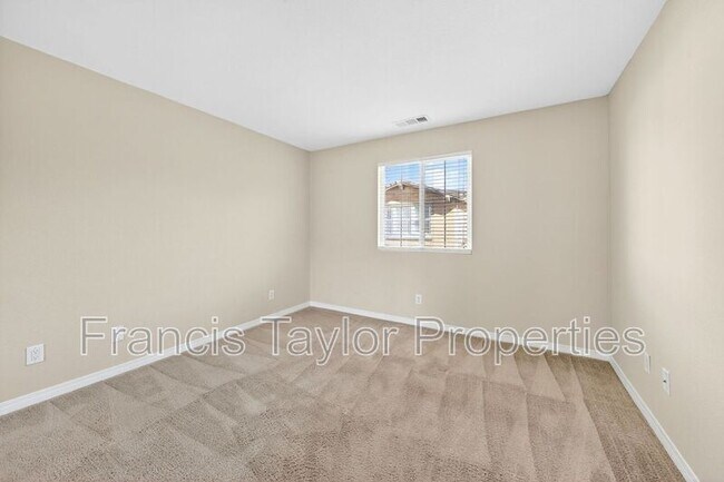 Building Photo - 504 Eureka Dr