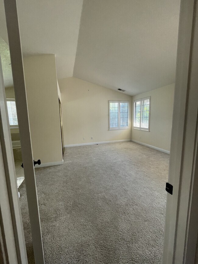 Building Photo - 7216 Roxanne Ln