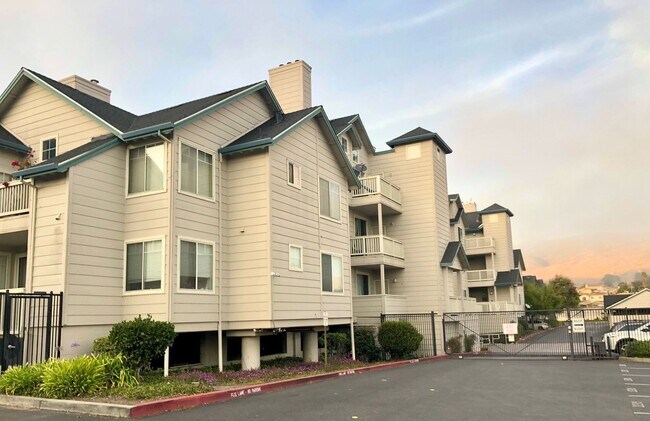 Building Photo - Ideal Location. .. Walk to Bart, Costco, Starbucks, Trader Joes, Kaiser Hospital