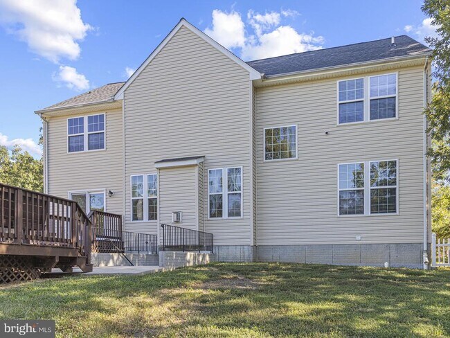Building Photo - 45370 Barefoot Dr