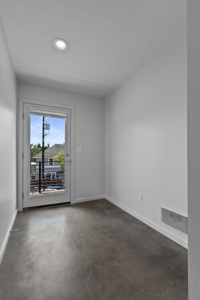 Building Photo - Stunning Columbia City Townhome w/ Views and Air Conditioning