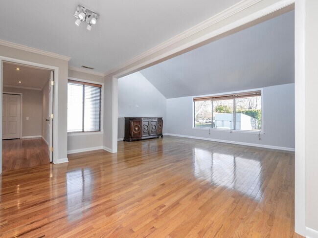 Building Photo - 2 Cypress Ln