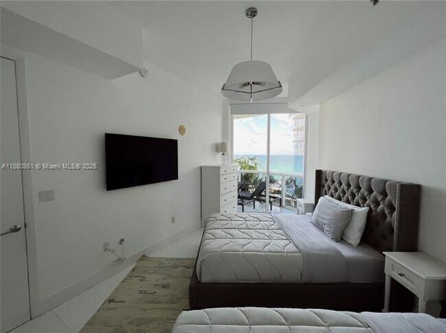 Building Photo - 15811 Collins Ave