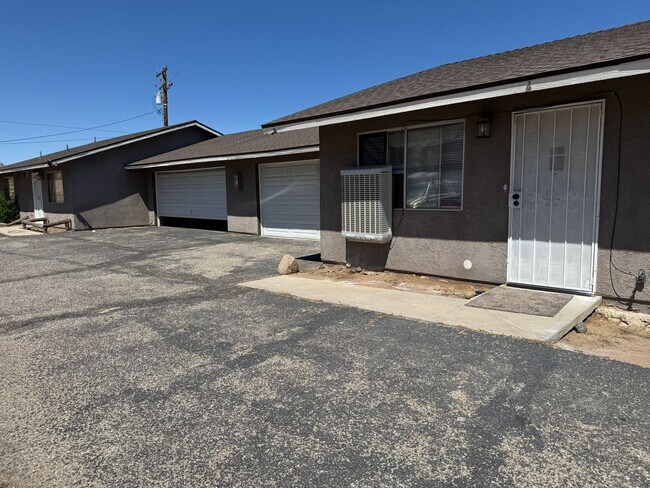 Building Photo - Apple Valley- Four Plex- 2 Bedrooms, 2 Bat...