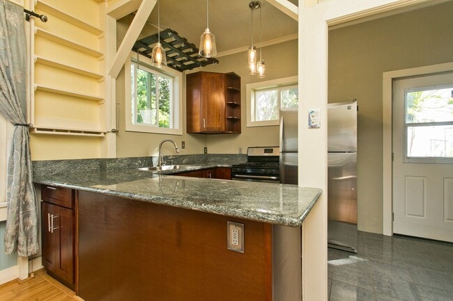 Building Photo - Cozy 2 BD Lower Kalihi NO PARKING