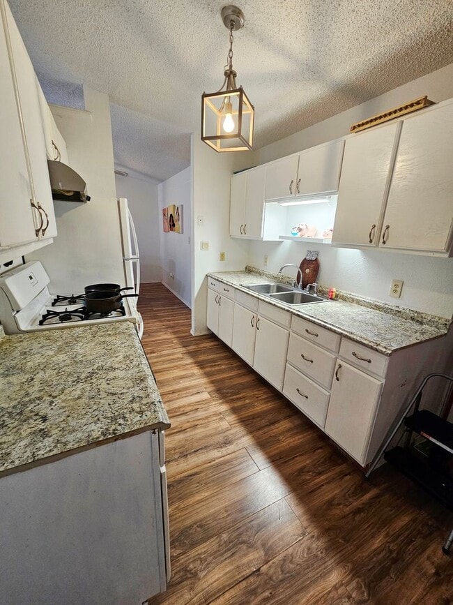 Building Photo - 3 Bedroom/2 Bath Home with a 2-Car Garage