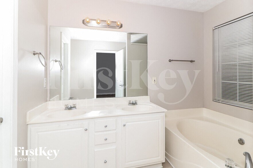 Building Photo - 8630 Bayhill Dr