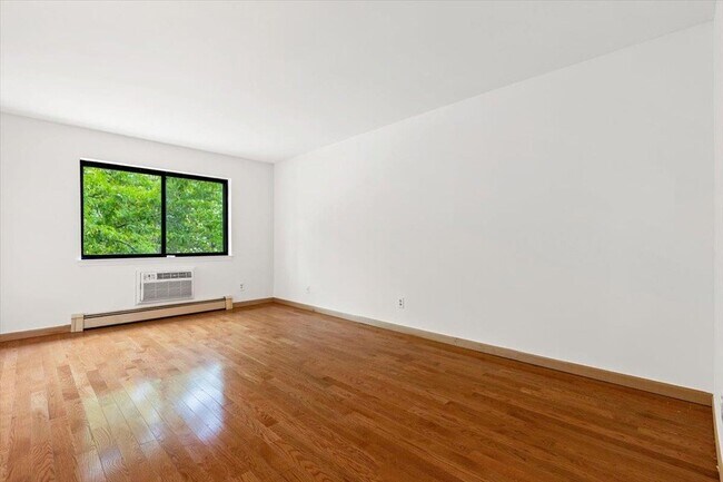 Building Photo - 555 Central Park Ave