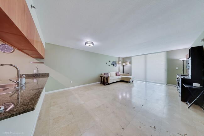 Building Photo - 1 Bed / 1 Bath with Bay Views – Partially ...