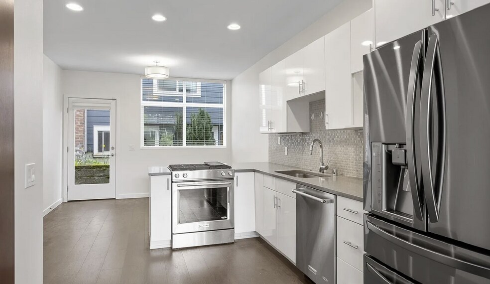 Building Photo - 1155 NE 55th St
