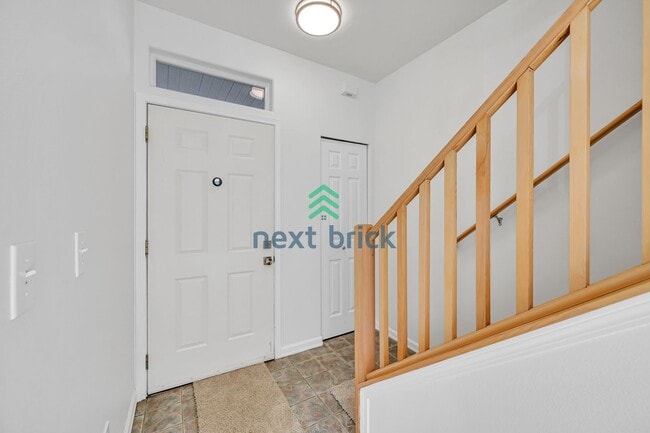 Building Photo - 2 BED & 1.5 BATH TOWNHOUSE FOR RENT