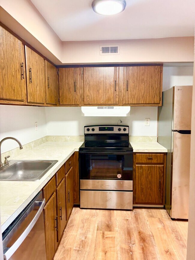 Building Photo - 1 Bedroom, 1 Bathroom Condo located in the desirable Avon Village