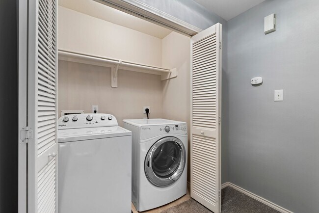 Building Photo - Come see this modern 3-story townhome in t...