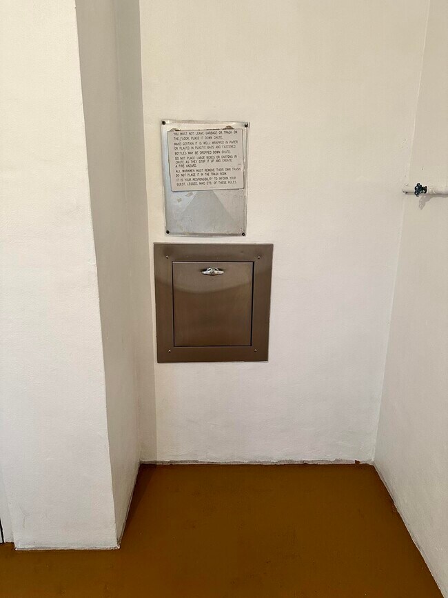 Building Photo - 600 Village Green Ct