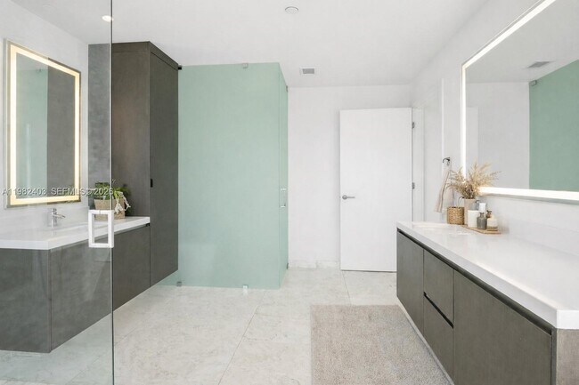 Building Photo - 851 NE 1st Ave