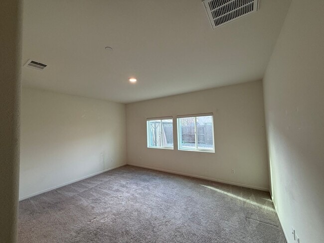 Building Photo - 4-bedroom single story in Manteca!