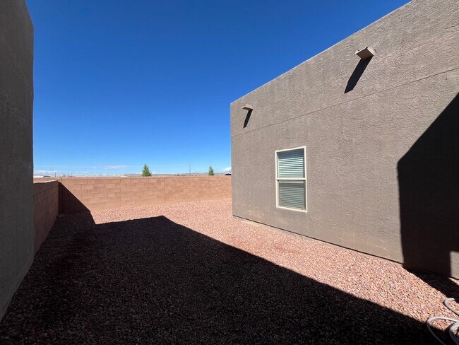 Building Photo - Modern 3 Bedroom 2 Bathroom Home In Los Lu...