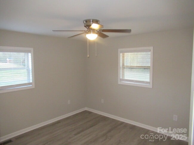 Building Photo - 1761 River Rd