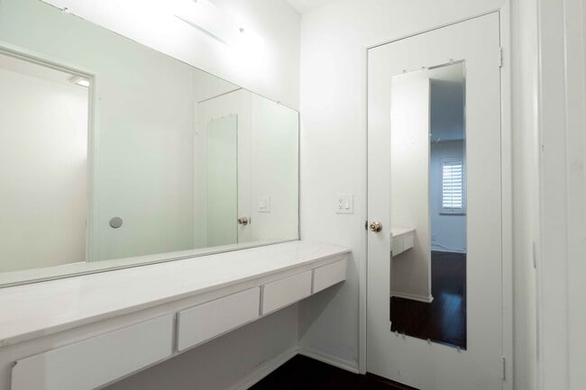 Building Photo - 10506 Sunland Blvd