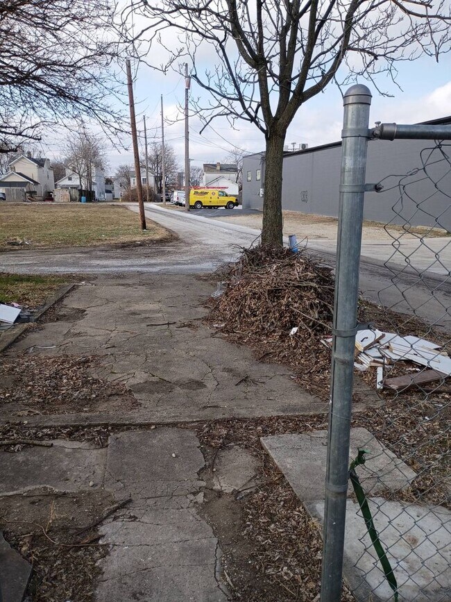 Building Photo - Charming 3 - Bedroom Property in Prime Location