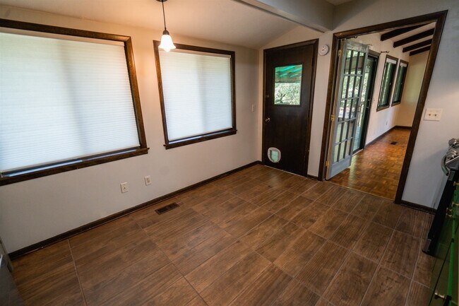 Building Photo - 3322 Robinhood Rd