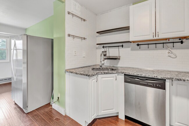 Building Photo - 25 Cartright St