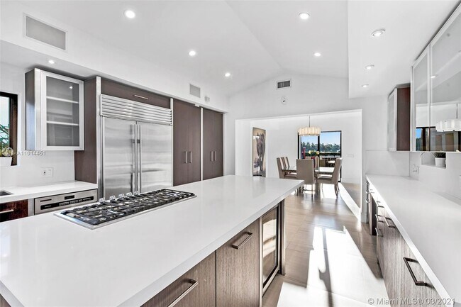 Building Photo - 2700 N Bay Rd