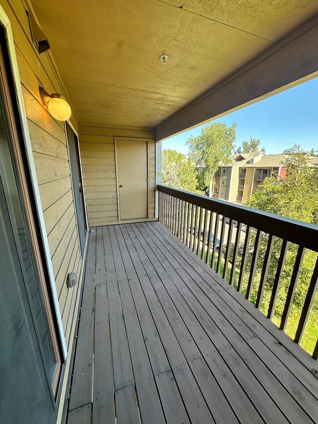 Building Photo - Stylish 3rd Level, Private 2 bedroom Apartment With LVP Flooring, Decks, Gas Fireplace & In-Unit ...