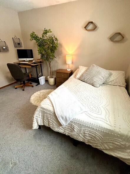 Building Photo - 2828 Saturn Ave