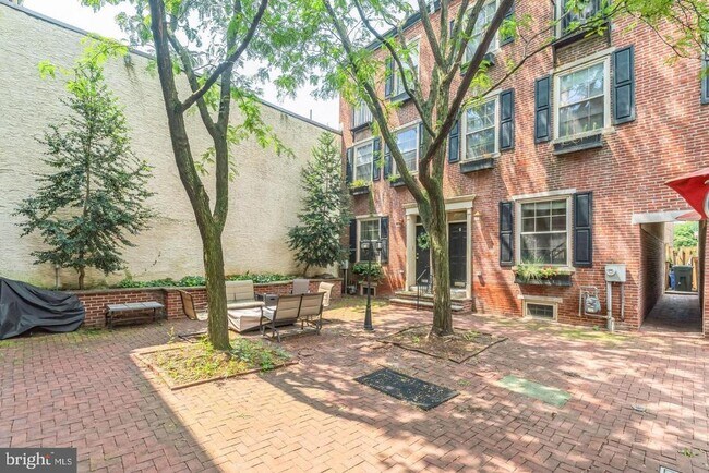 Building Photo - 970 N Lawrence St