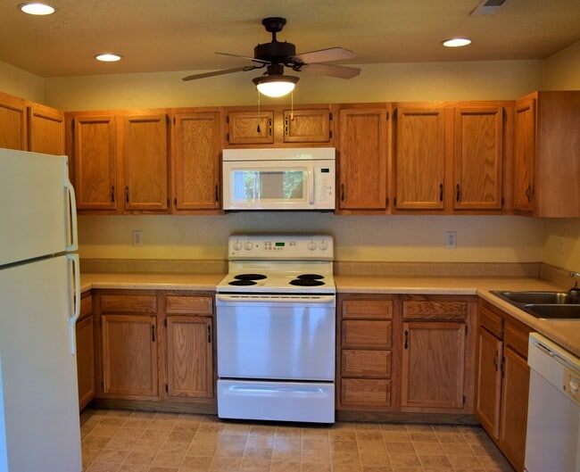 Building Photo - Spacious & Convenient Living in Shady Oaks!