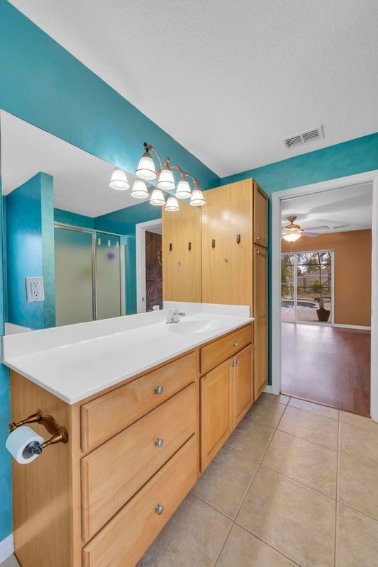 Building Photo - 214 SW Milburn Cir