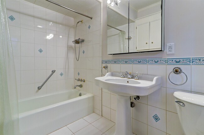 Building Photo - 4515 Oakshire Dr