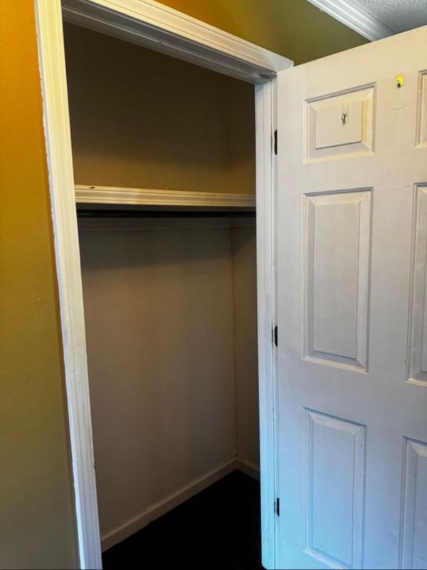 Building Photo - 806 Lois Ln