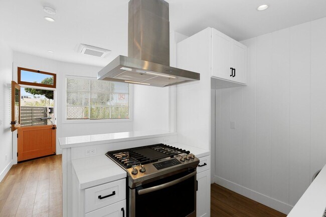 Building Photo - Carr- 1636-1638 Santa Ana