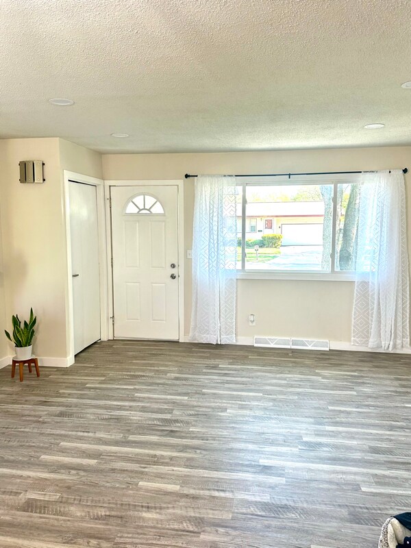 Building Photo - 2168 Plainfield Ave