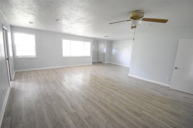 Building Photo - 1706 Oaks Dr