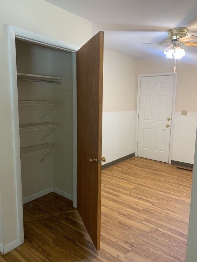 Building Photo - Mid-Town Single Family Home w/ Spacious Fenced Yard