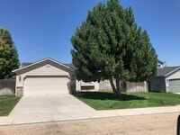 Building Photo - Remodeled 3 Bedroom