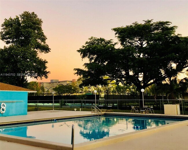 Building Photo - 919 Hillcrest Dr