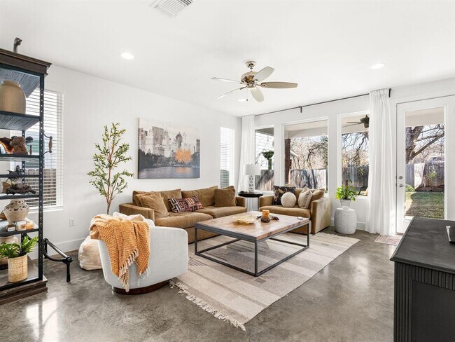 Building Photo - 3711 Garden Villa Ln