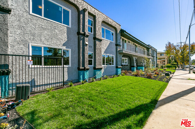 Primary Photo - 6640 Woodley Ave