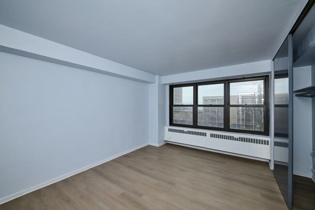 Building Photo - 6118 N Sheridan Rd