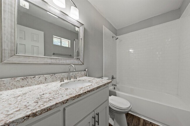 Building Photo - 705 Rosedale Dr